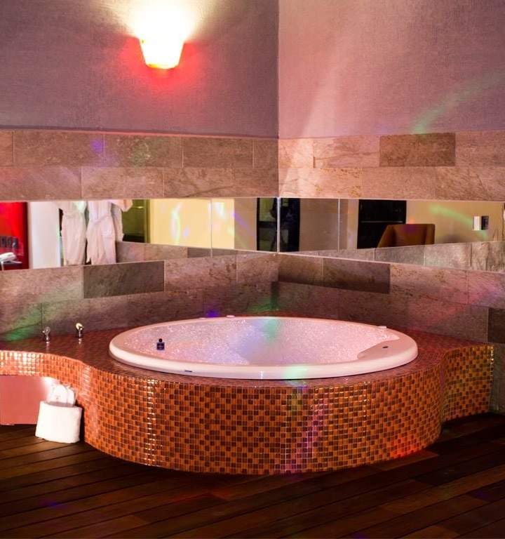 Varansi Suite Jacuzzi - Motel Red Mandala Hotel & Suites, foto 2